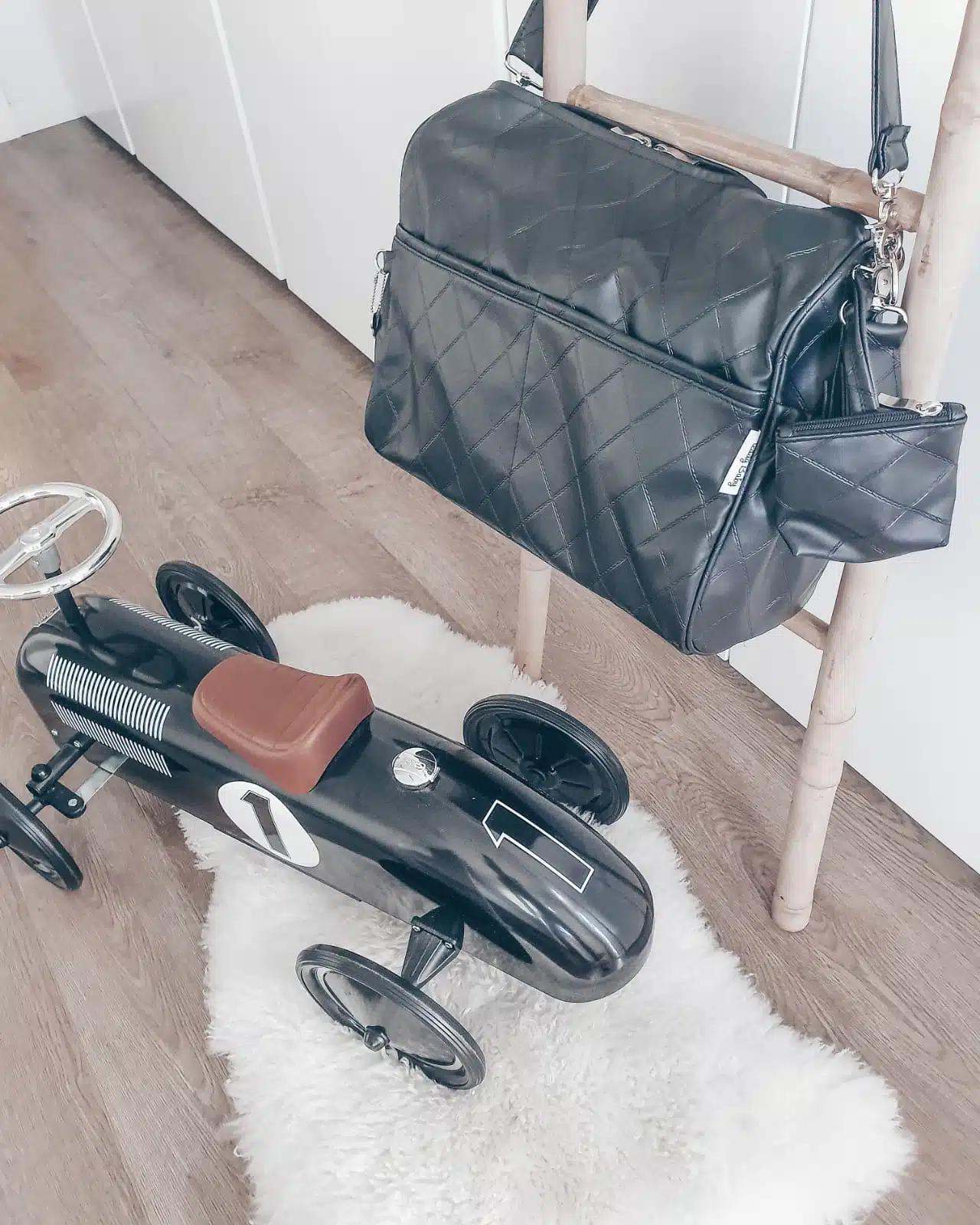 ⁦תיק החתלה - שחור מעוינים⁩ – תמונה ⁦2⁩