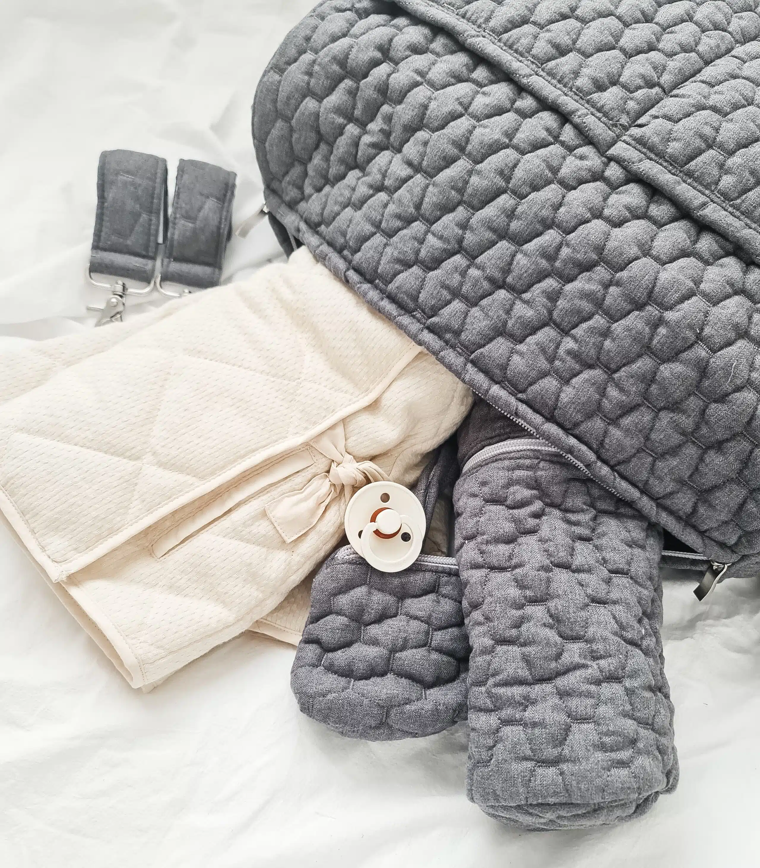 ⁦תיק החתלה - קוויליט אפור⁩ – תמונה ⁦5⁩