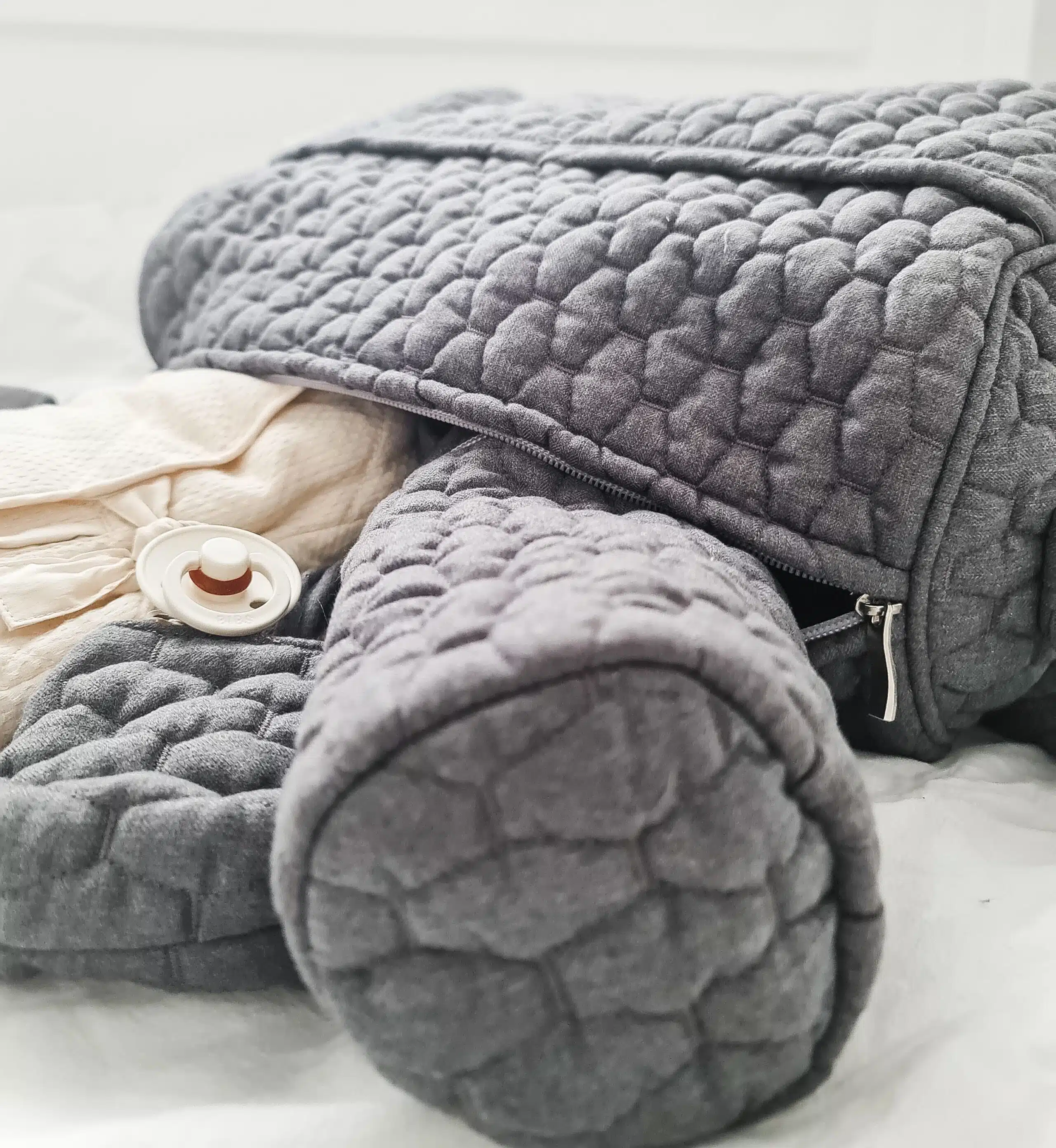 ⁦תיק החתלה - קוויליט אפור⁩ – תמונה ⁦3⁩