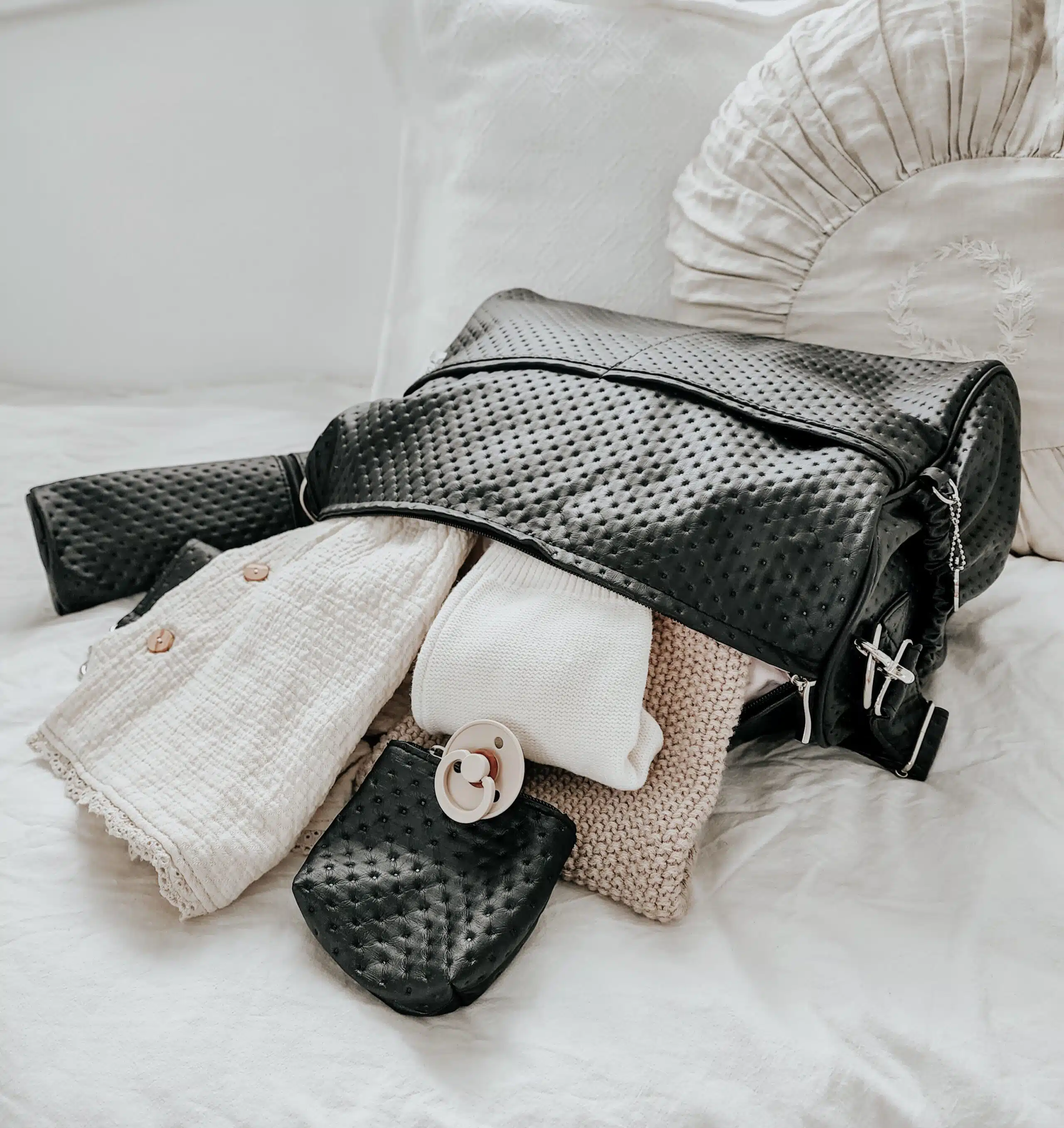 תיק החתלה - שחור נקודות